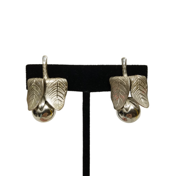 Vintage Giovanni Earrings Silver Tone Screw Back Berry Leaves Stem Signed - Picture 1 of 6